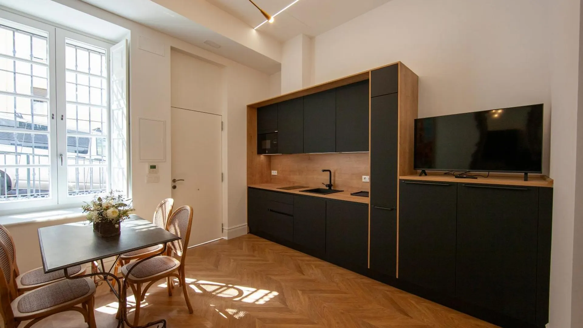 Pries Homes - Center Beach Malaga Apartment